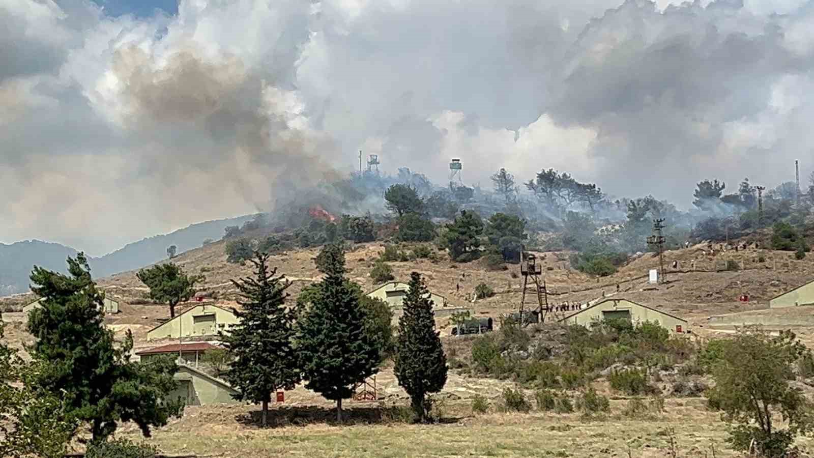 Askeri kışla içerisindeki ormanlık alanda korkutan yangın
