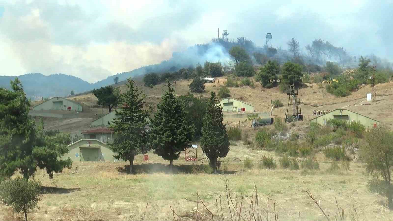 Askeri kışla içerisindeki ormanlık alanda korkutan yangın
