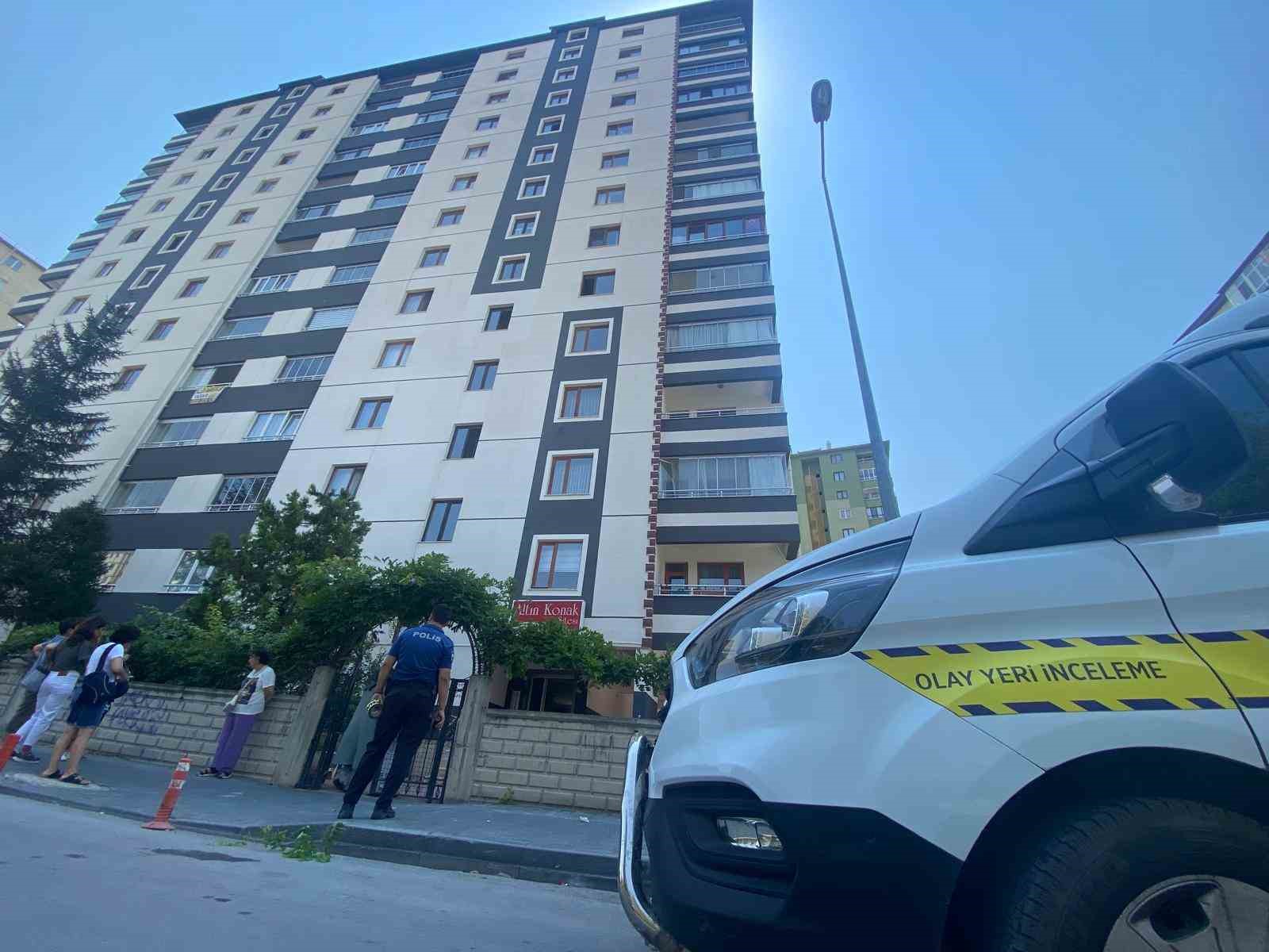 Kayseri’de 1 saat arayla apartmandan düşen 1’i kadın 2 kişi ağır yaralandı
