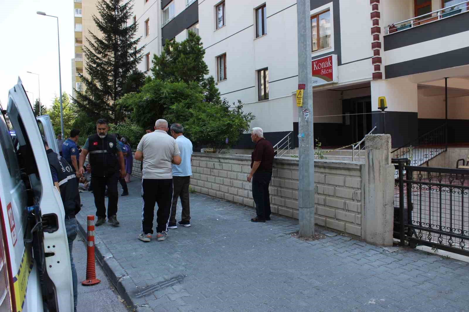 Kayseri’de 1 saat arayla apartmandan düşen 1’i kadın 2 kişi ağır yaralandı
