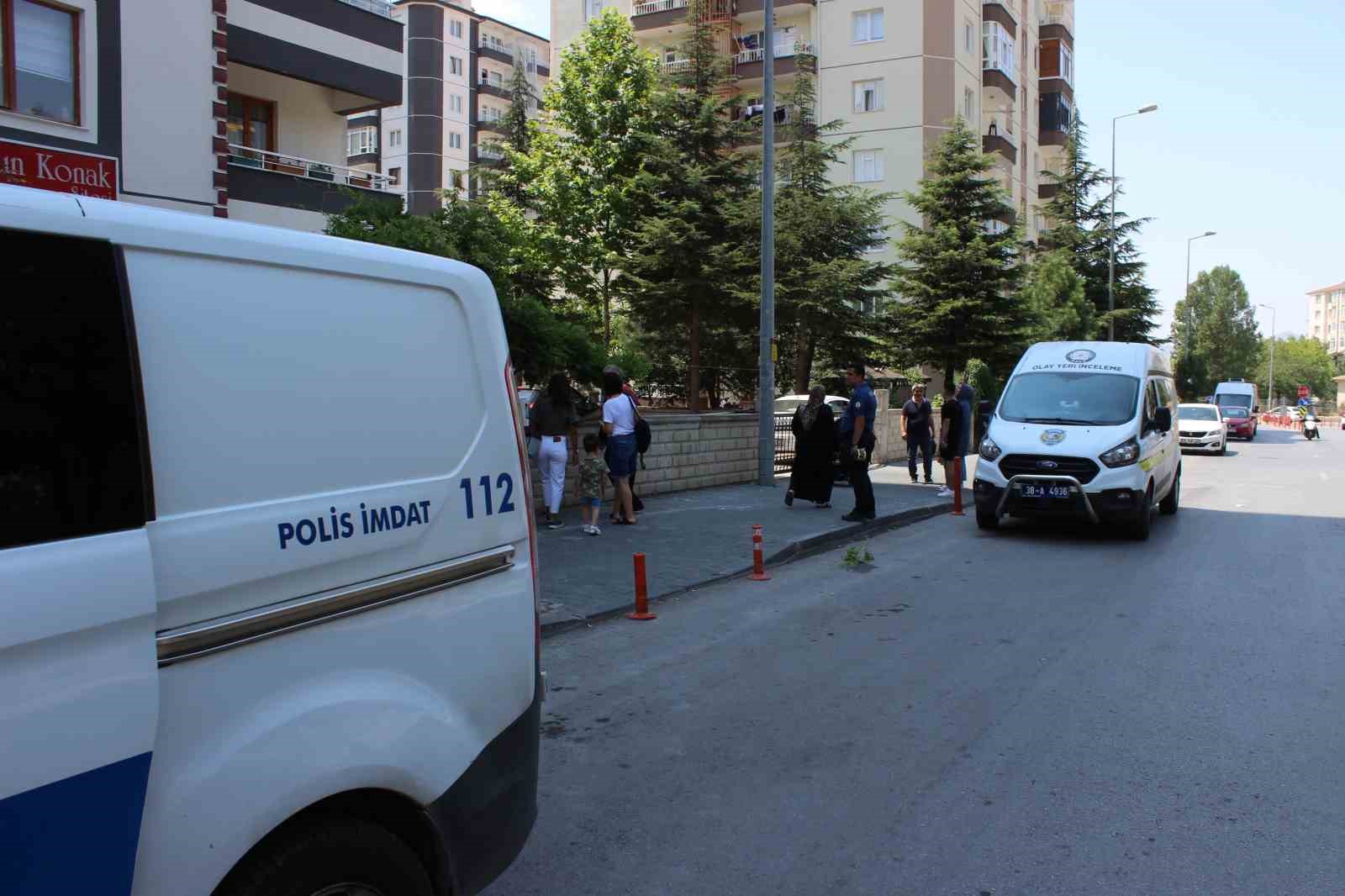 Kayseri’de 1 saat arayla apartmandan düşen 1’i kadın 2 kişi ağır yaralandı
