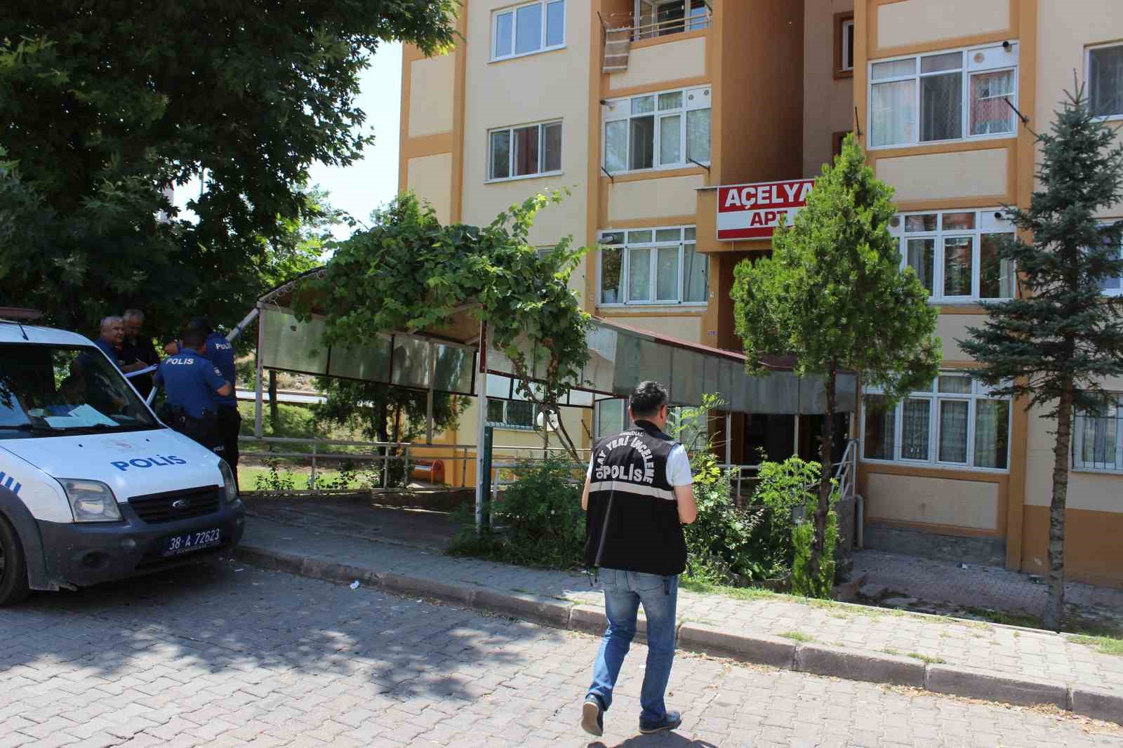 Kayseri’de 1 saat arayla apartmandan düşen 1’i kadın 2 kişi ağır yaralandı
