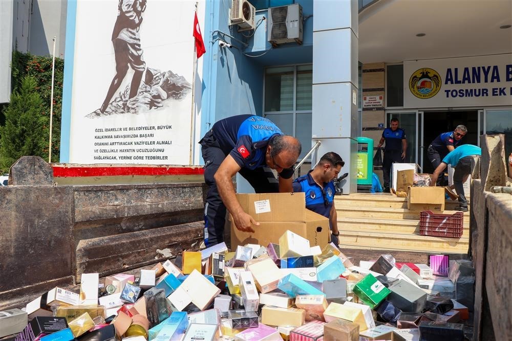 Alanya’da binlerce sahte parfüm imha edildi
