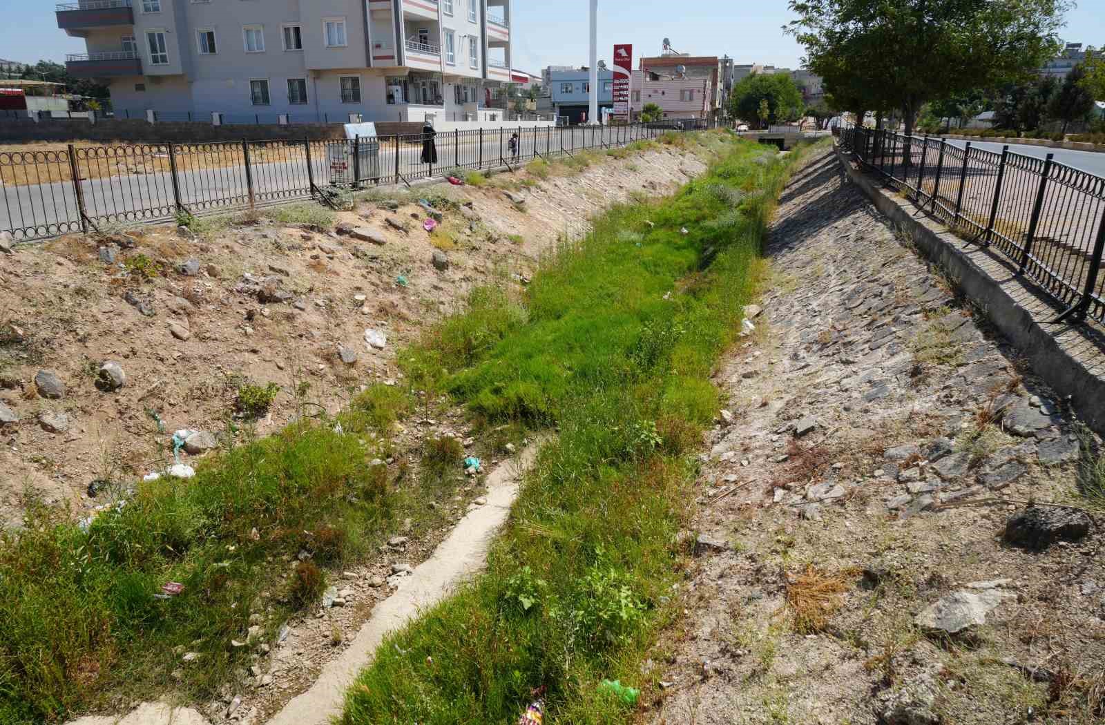 Kilis’te temizlenmeyen kanal boyu deresi tehlike saçıyor
