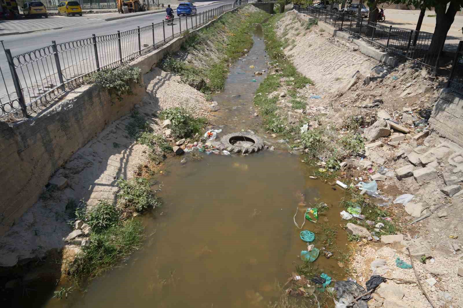 Kilis’te temizlenmeyen kanal boyu deresi tehlike saçıyor
