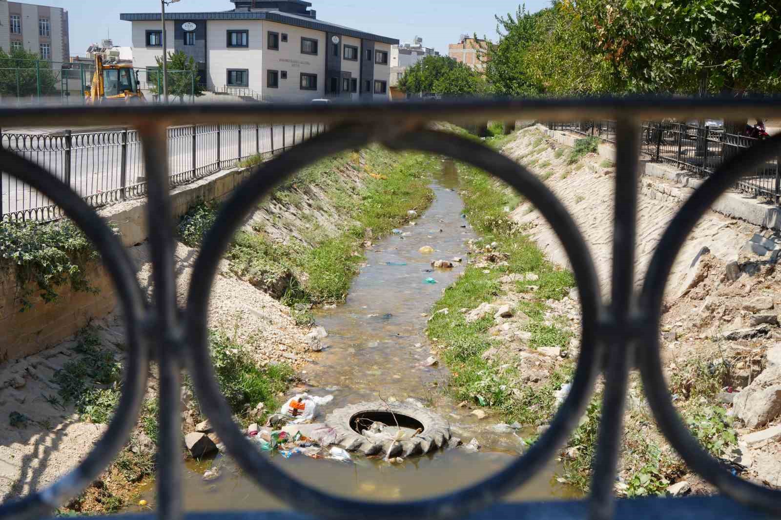 Kilis’te temizlenmeyen kanal boyu deresi tehlike saçıyor
