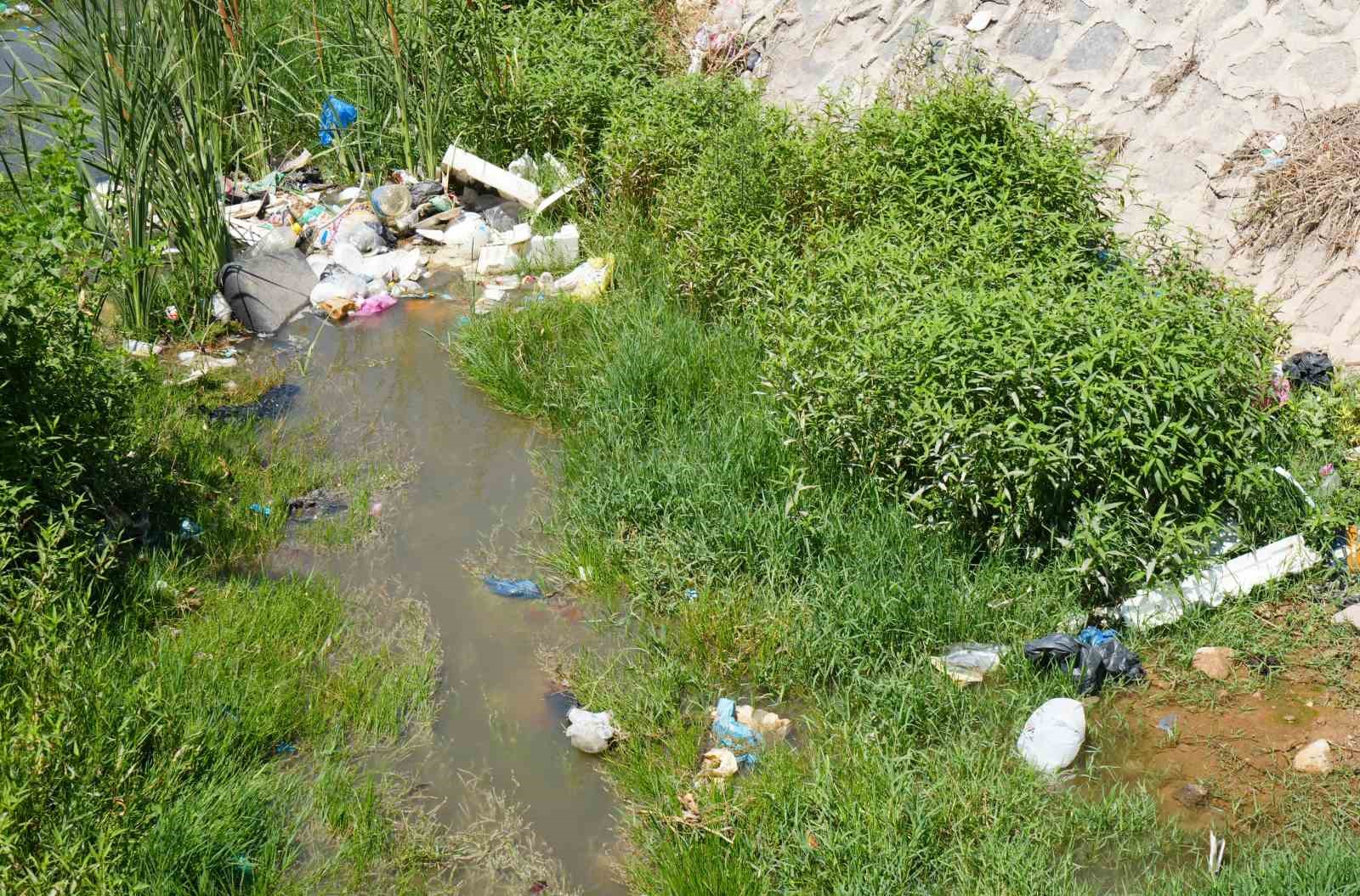 Kilis’te temizlenmeyen kanal boyu deresi tehlike saçıyor
