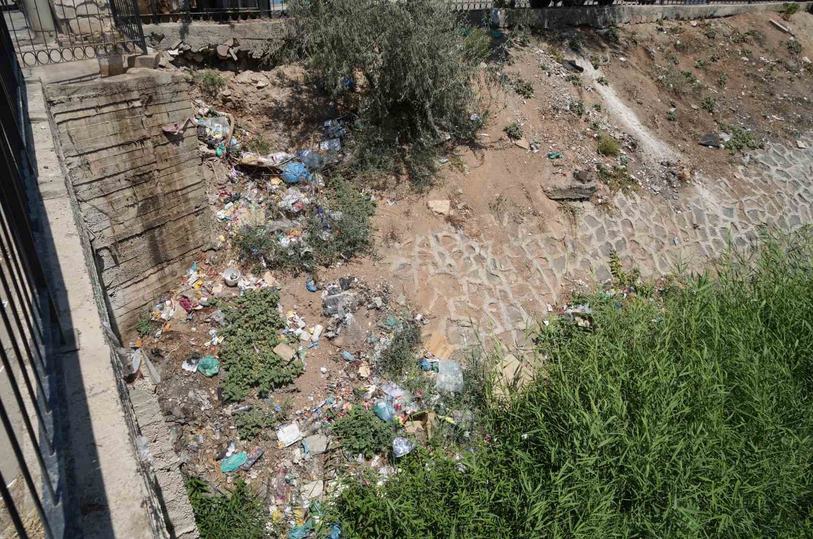 Kilis’te temizlenmeyen kanal boyu deresi tehlike saçıyor
