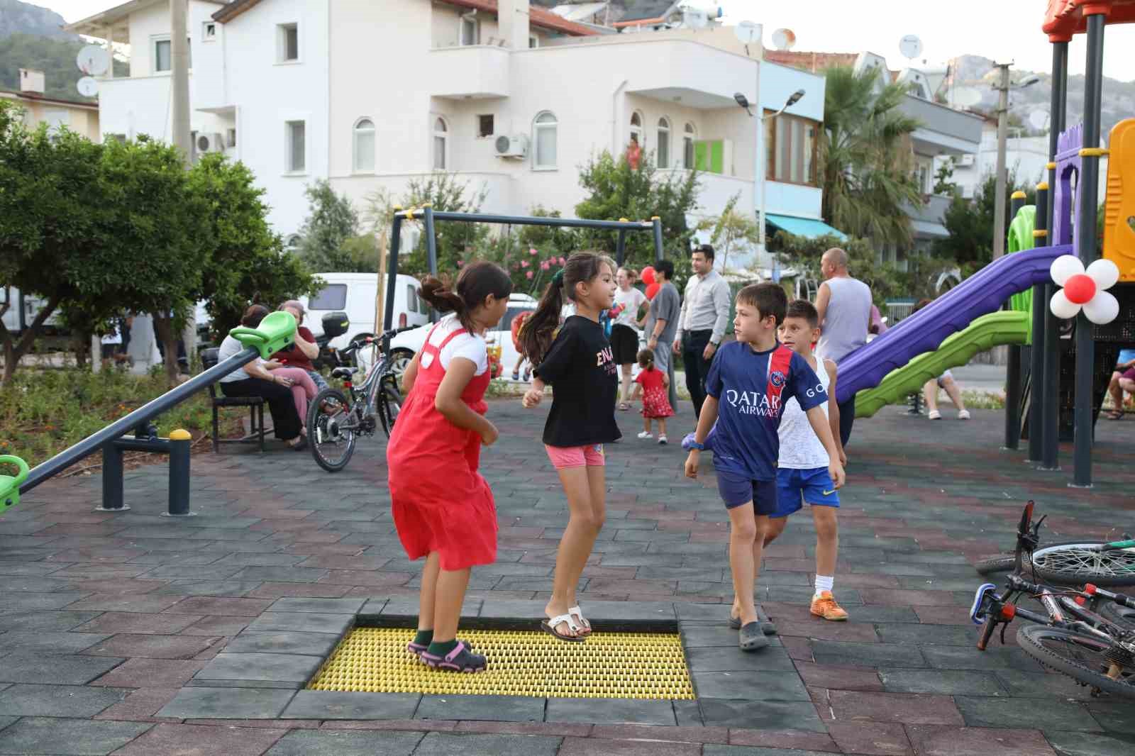 Başkan Ünlü, Beldibi’ne yapılan parkı çocuklarla beraber açtı
