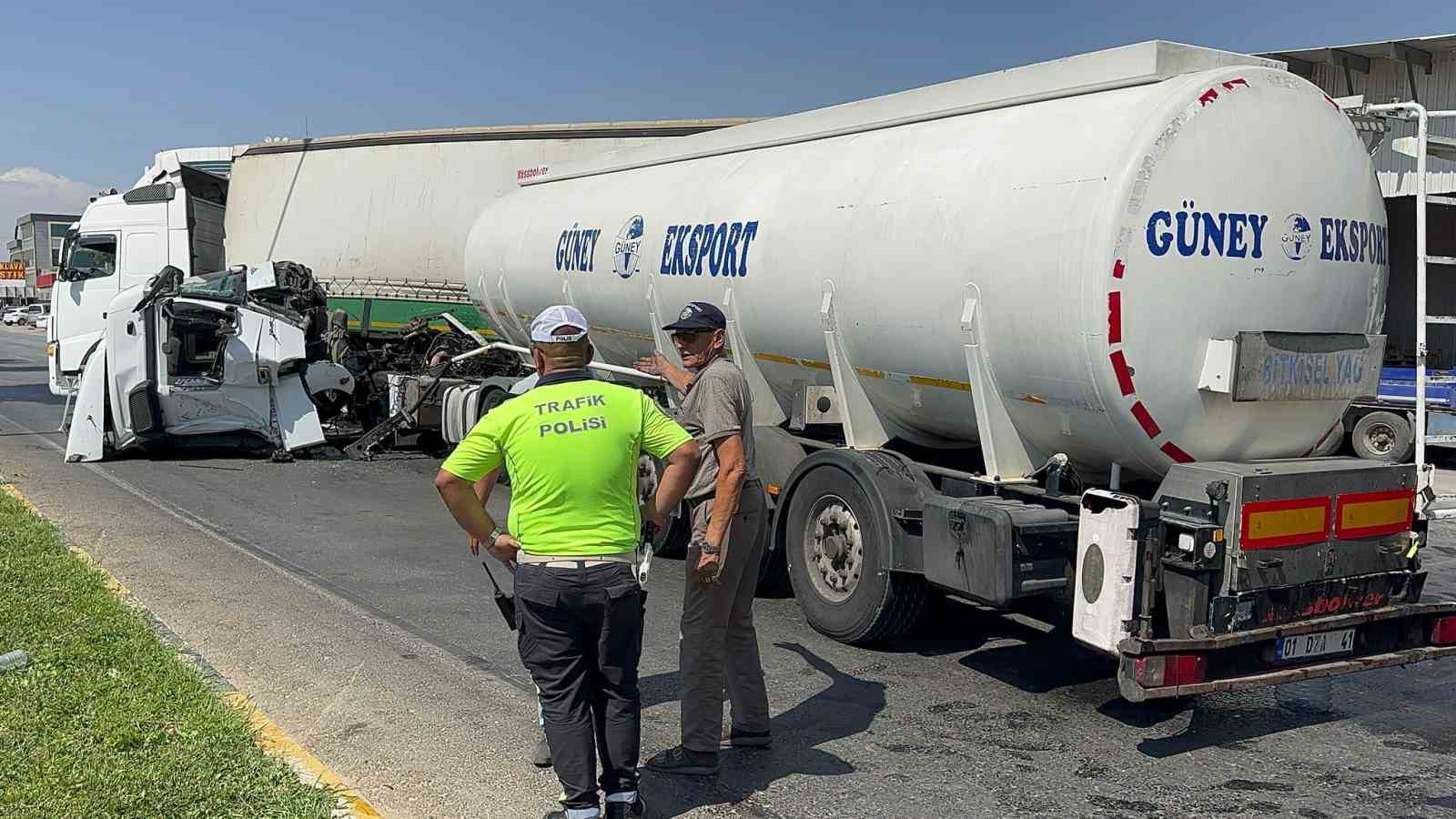 Tali yoldan çıkan tır ile yakıt ikmal aracı çarpıştı
