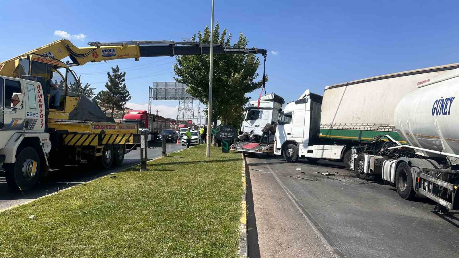 Tali yoldan çıkan tır ile yakıt ikmal aracı çarpıştı
