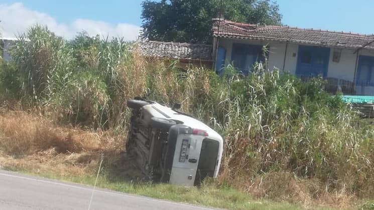 Erdek’te virajı alamayan ticari araç takla attı
