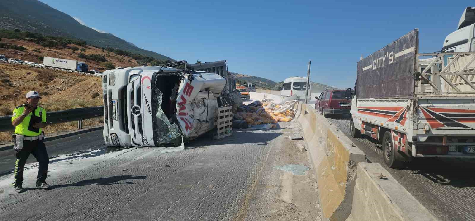 Devrilen tırdan onlarca çimento torbası yola savruldu
