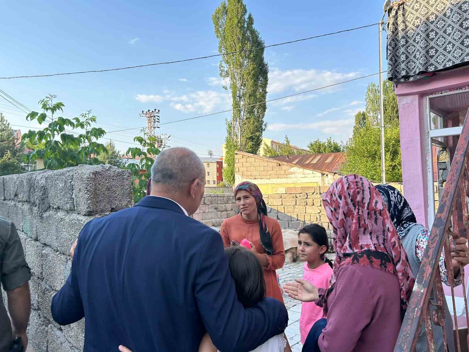 Ağrı Valisi Koç, şehit ve gazi ailelerine ziyaretlerde bulundu
