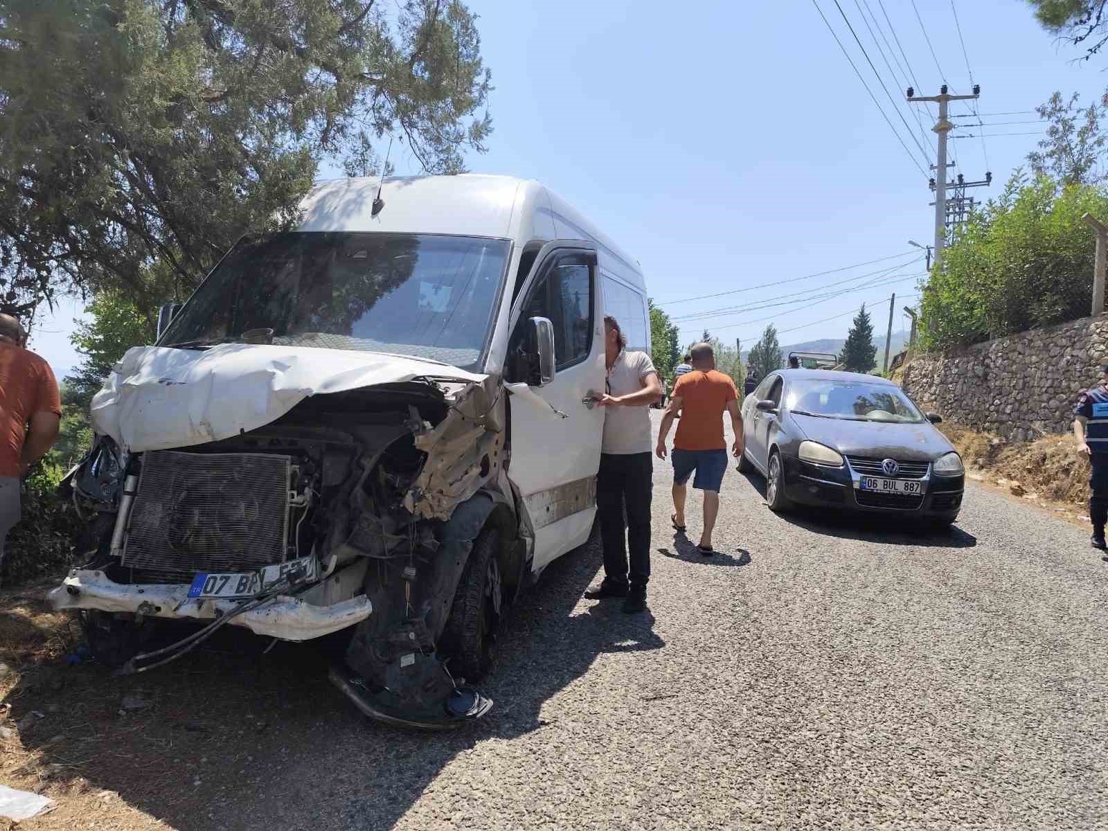 Antalya’da safari aracı ile tur minibüsü çarpıştı: 5 Alman turist yaralı
