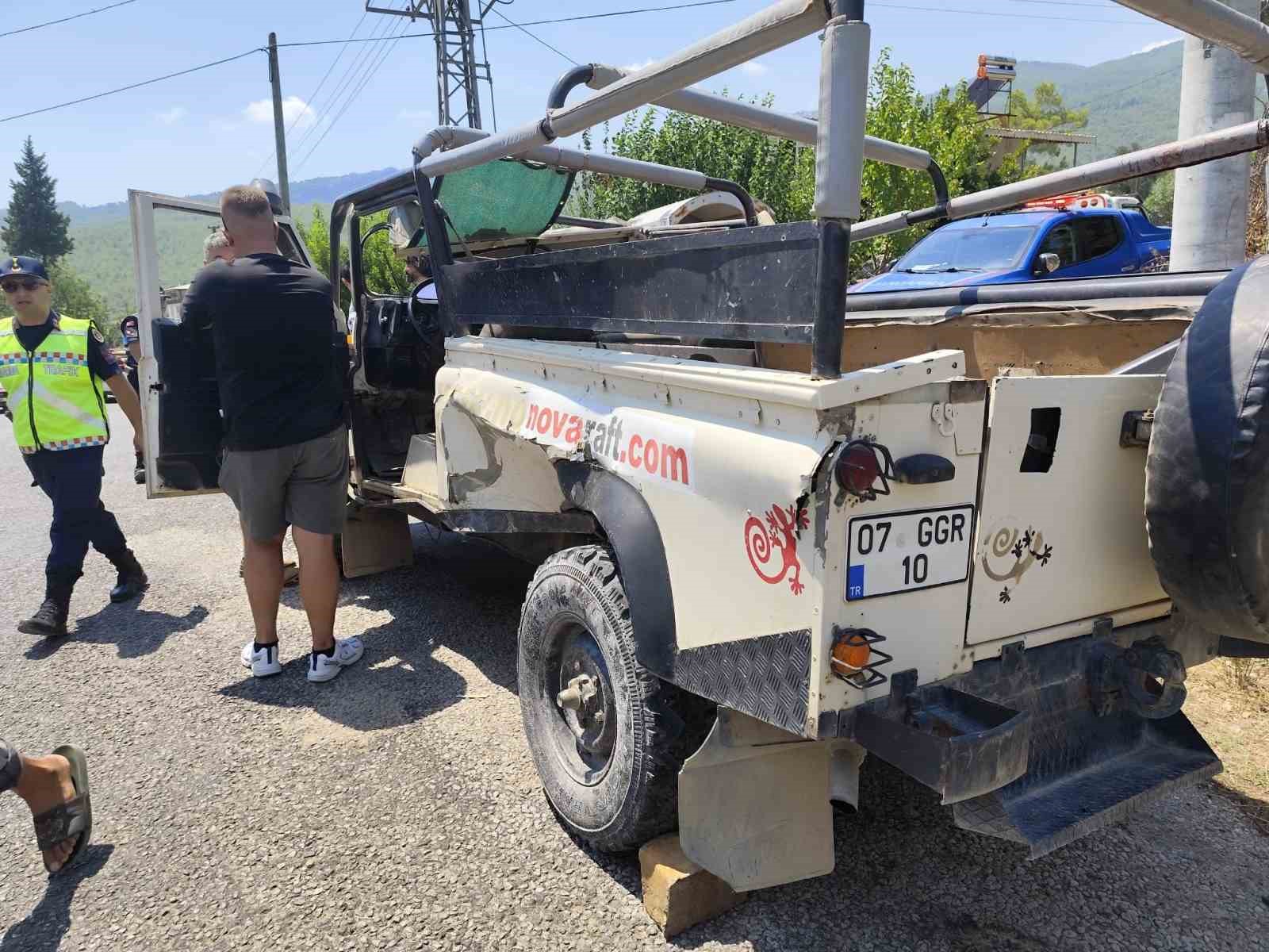 Antalya’da safari aracı ile tur minibüsü çarpıştı: 5 Alman turist yaralı
