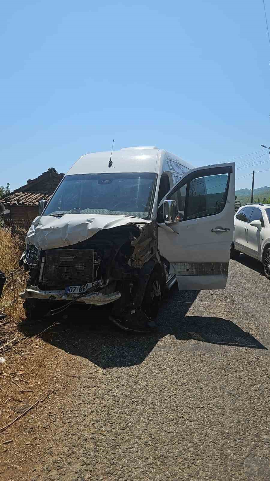 Antalya’da safari aracı ile tur minibüsü çarpıştı: 5 Alman turist yaralı
