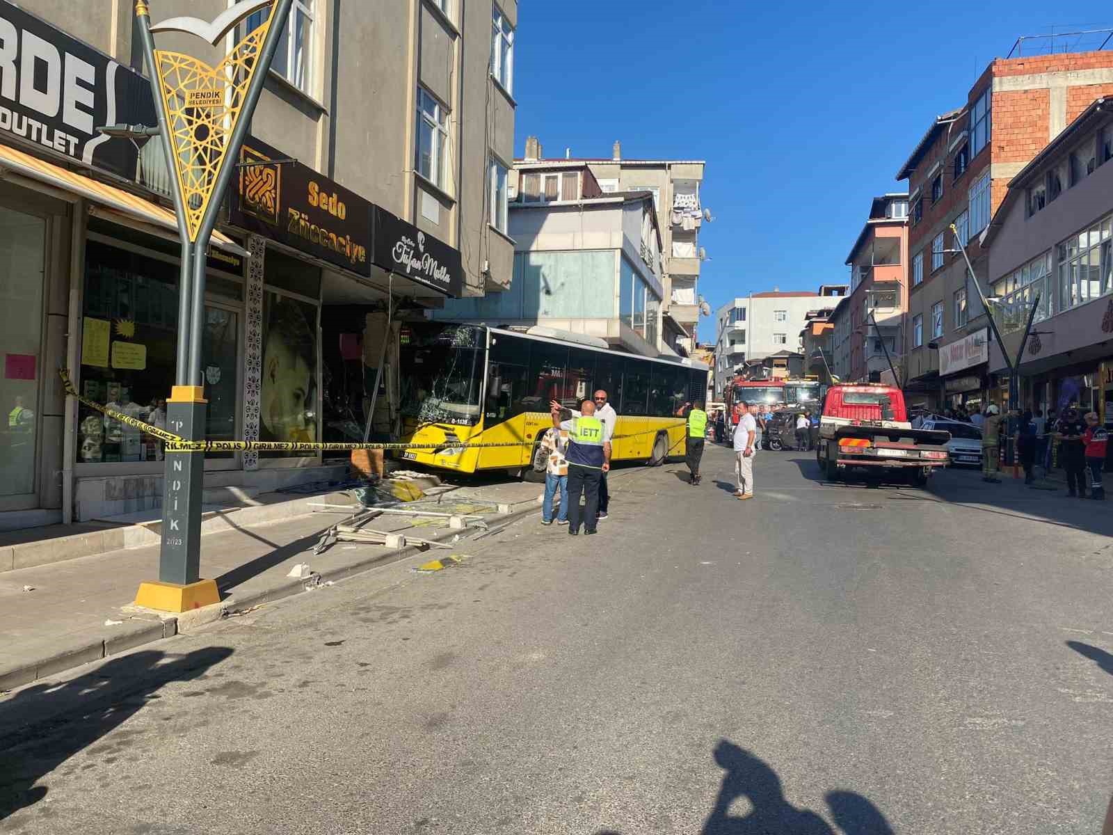 Pendik’te İETT otobüsü kuaför dükkanına daldı: 6 yaralı
