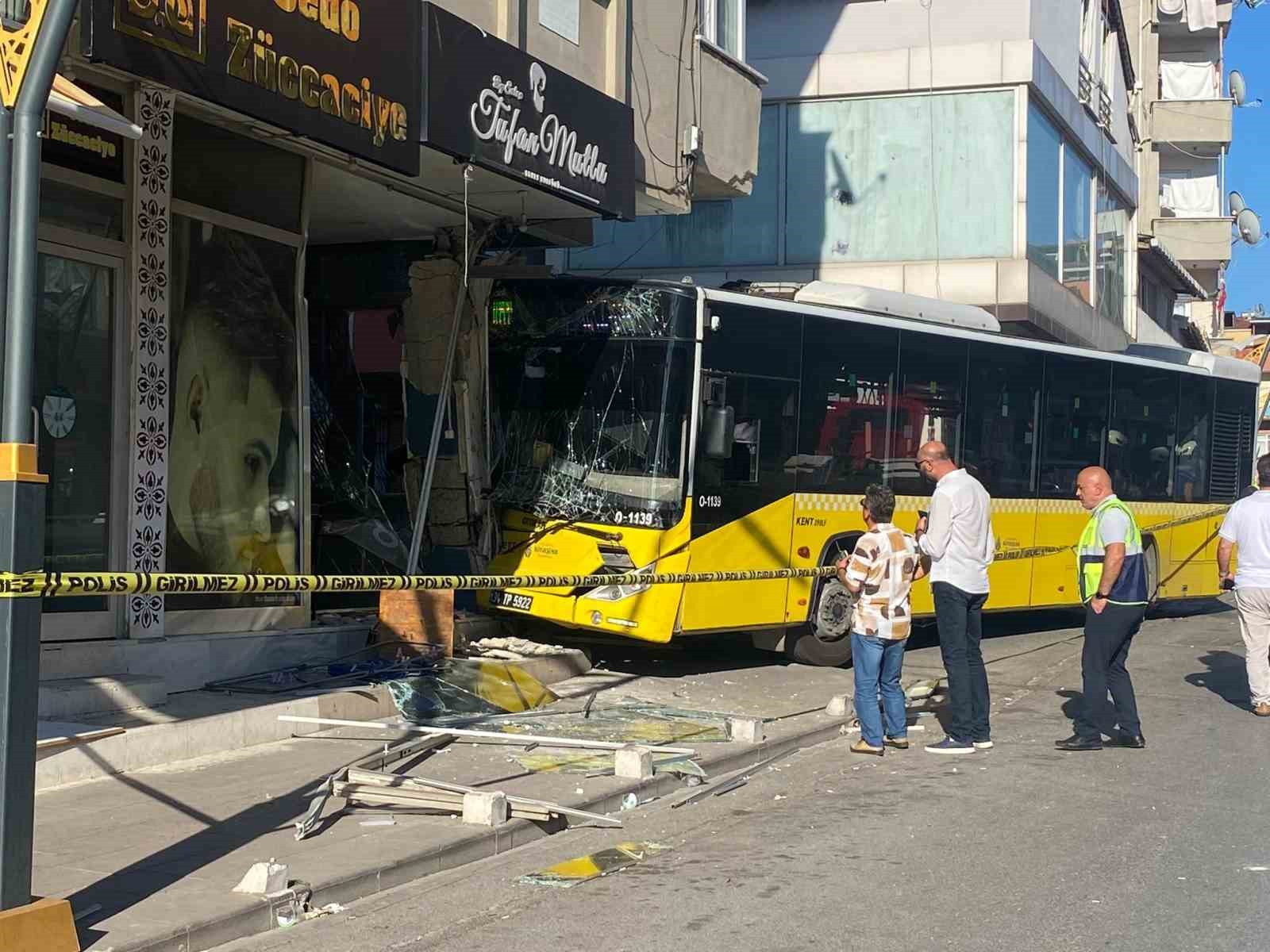 Pendik’te İETT otobüsü kuaför dükkanına daldı: 6 yaralı
