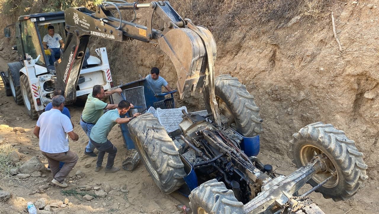 Traktör kazasında hayatını kaybeden çift, toprağa verildi
