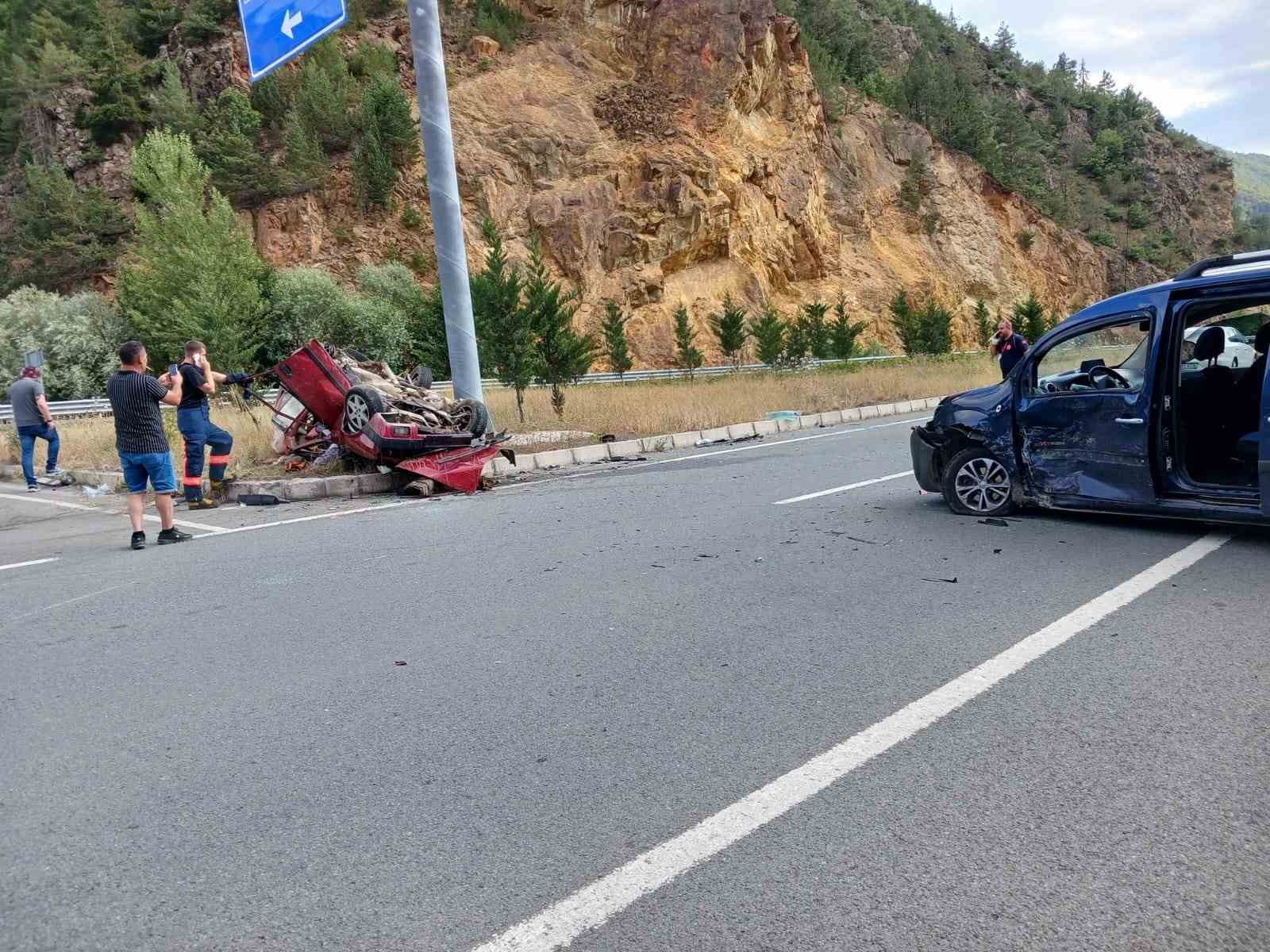 Tofaş marka araç kazada paramparça oldu: 1 ölü, 9 yaralı
