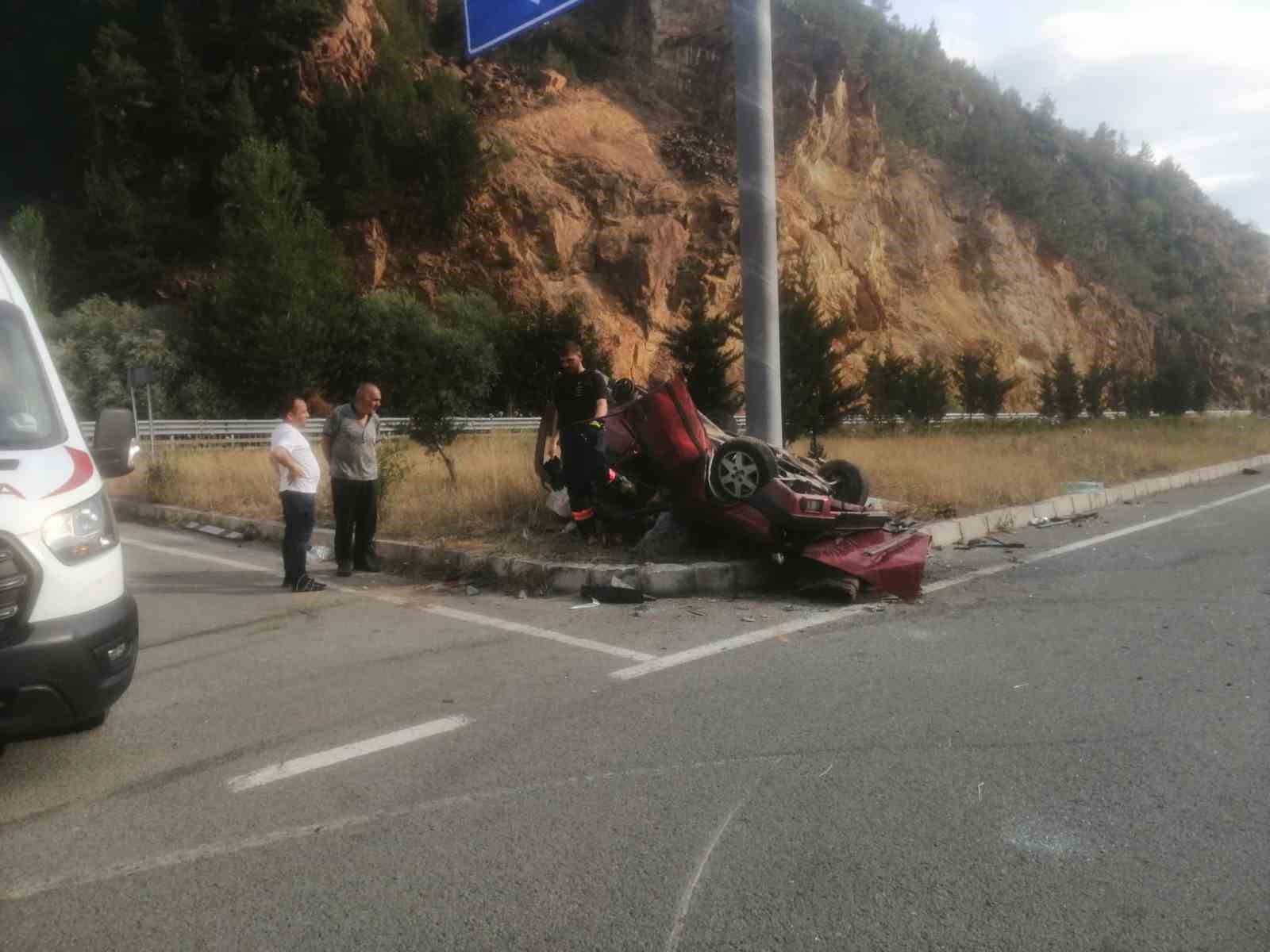 Tofaş marka araç kazada paramparça oldu: 1 ölü, 9 yaralı
