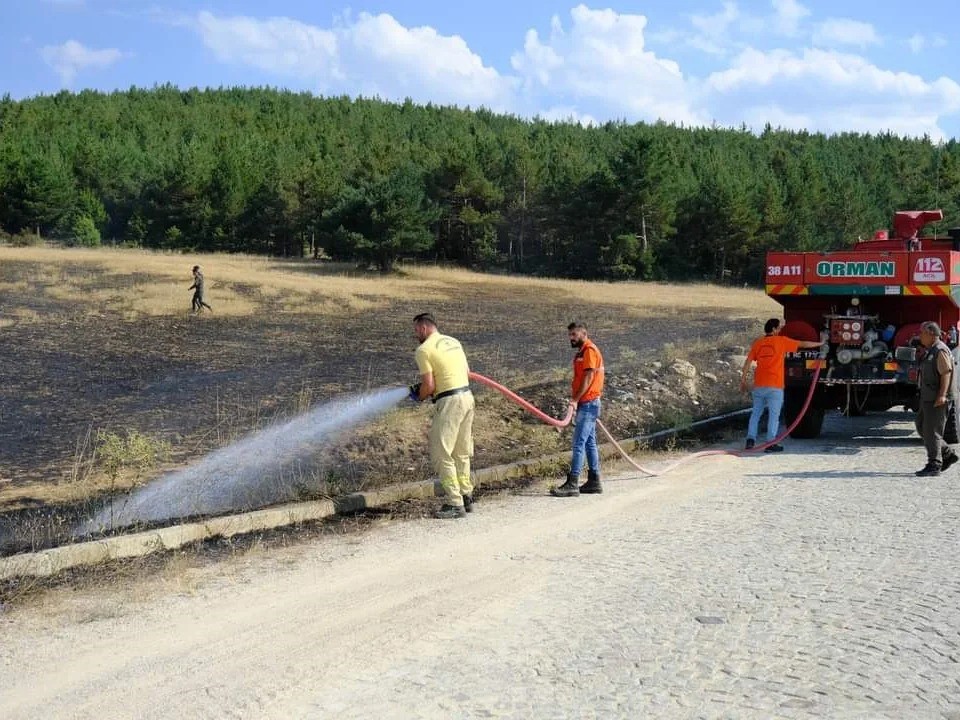 Yozgat’ta anız yangını ormana sıçramadan söndürüldü
