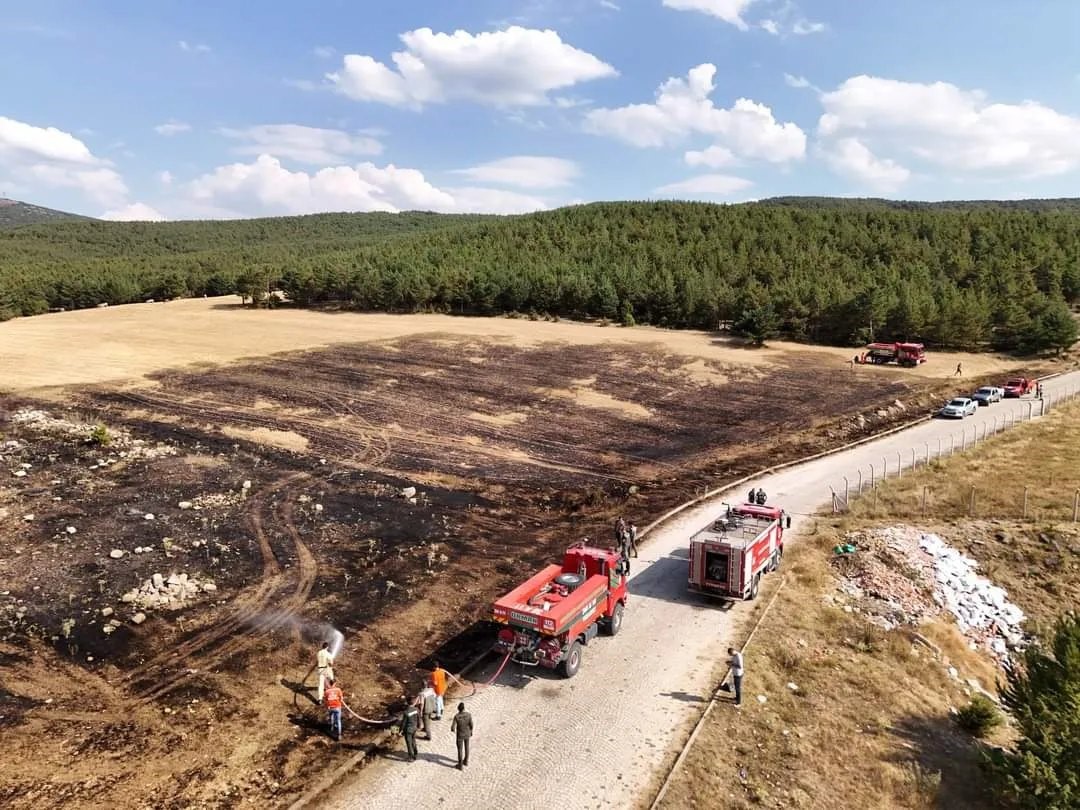 Yozgat’ta anız yangını ormana sıçramadan söndürüldü
