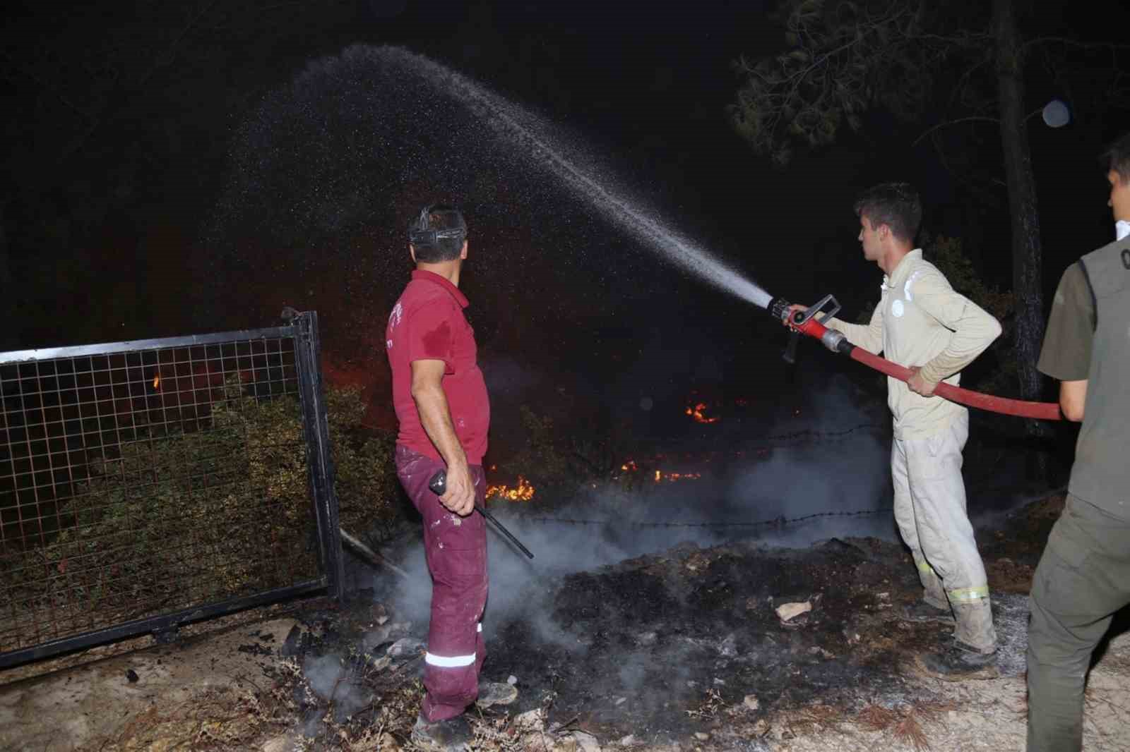 Yangına havadan gece görüşlü helikopterler müdahale ediyor
