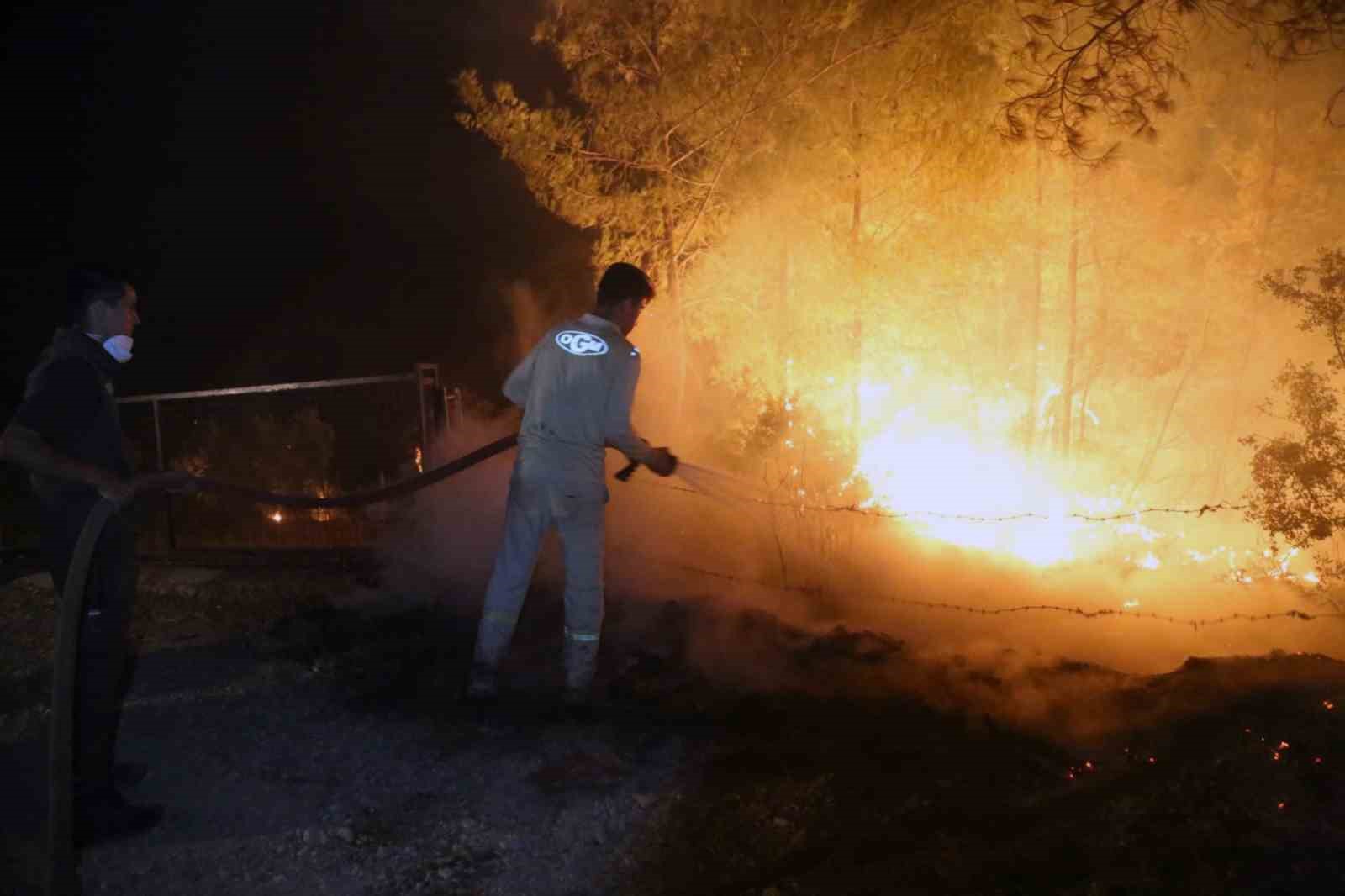 Yangına havadan gece görüşlü helikopterler müdahale ediyor
