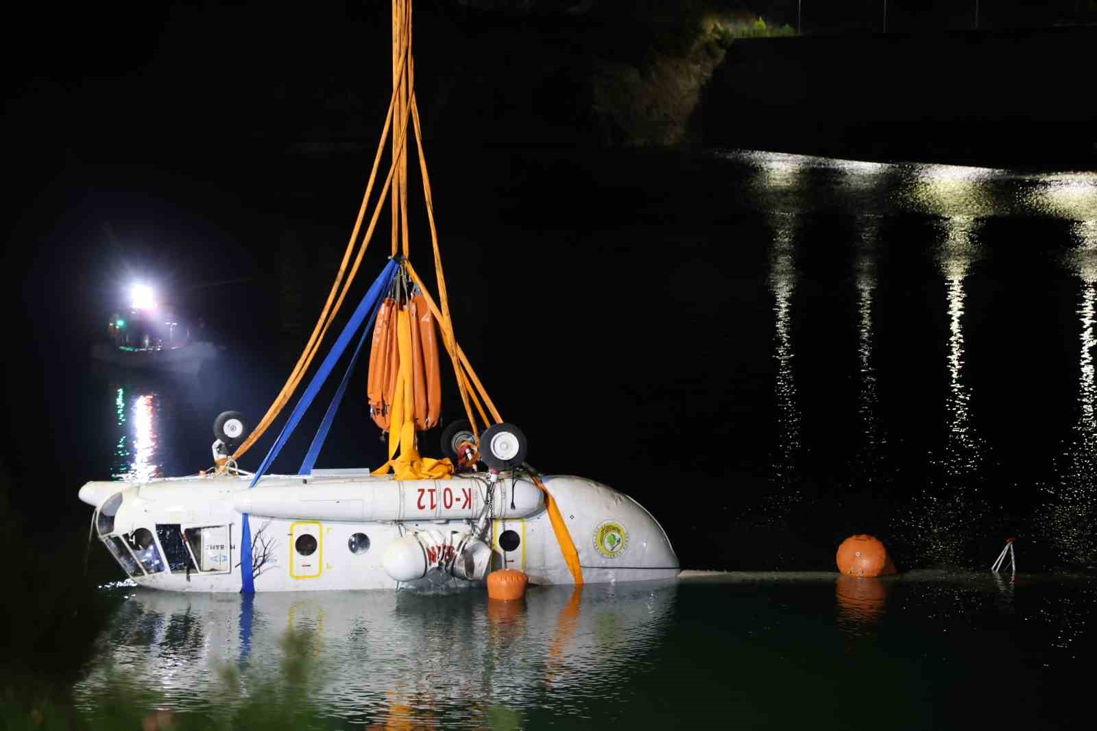 Helikopterin enkazı JAK ve SAK Timleri tarafından başarıyla çıkarıldı
