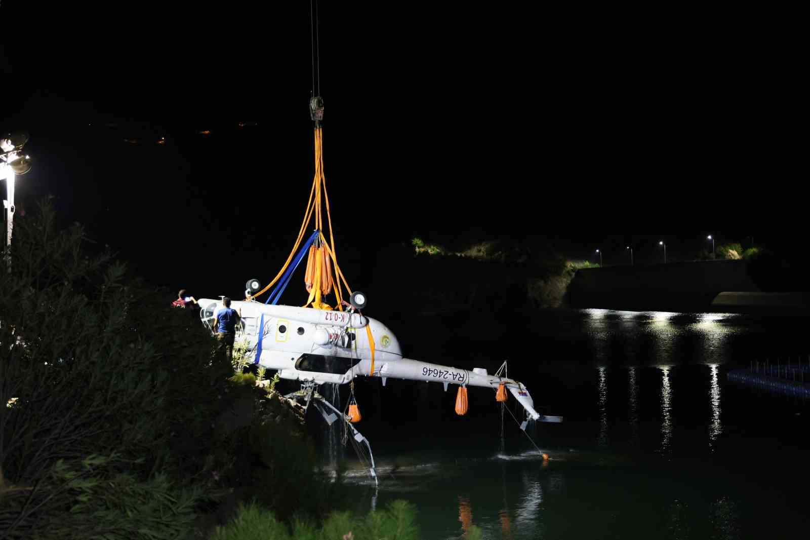 Helikopterin enkazı JAK ve SAK Timleri tarafından başarıyla çıkarıldı
