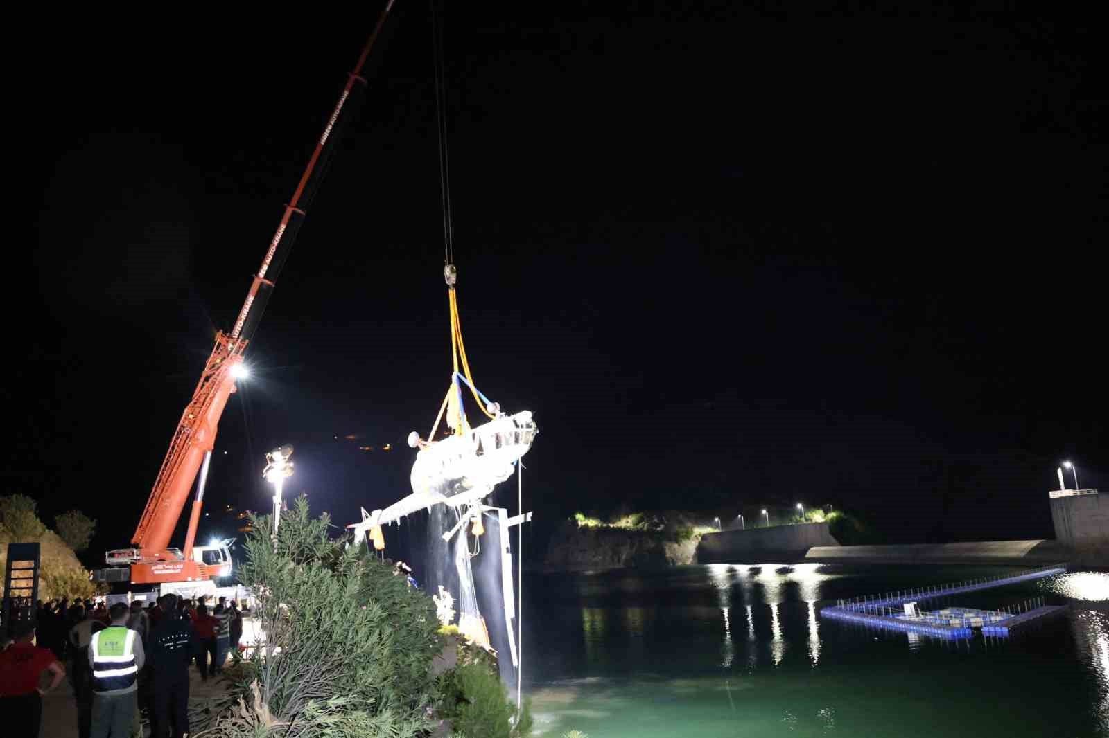 Helikopterin enkazı JAK ve SAK Timleri tarafından başarıyla çıkarıldı
