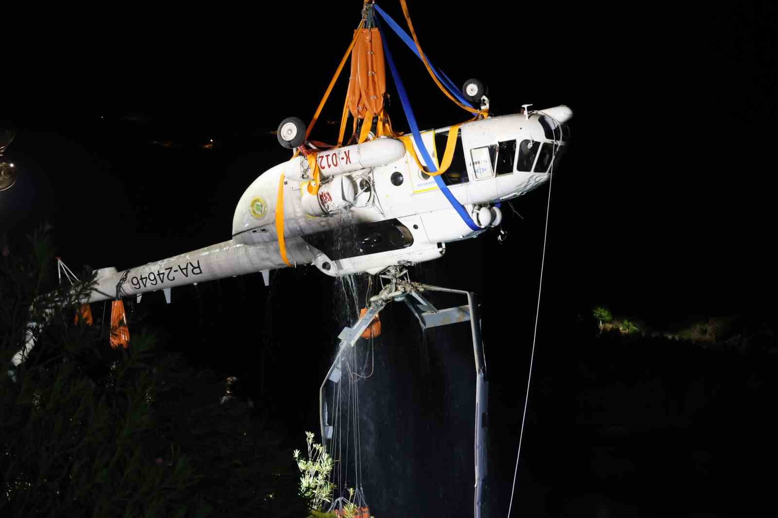 Helikopterin enkazı JAK ve SAK Timleri tarafından başarıyla çıkarıldı
