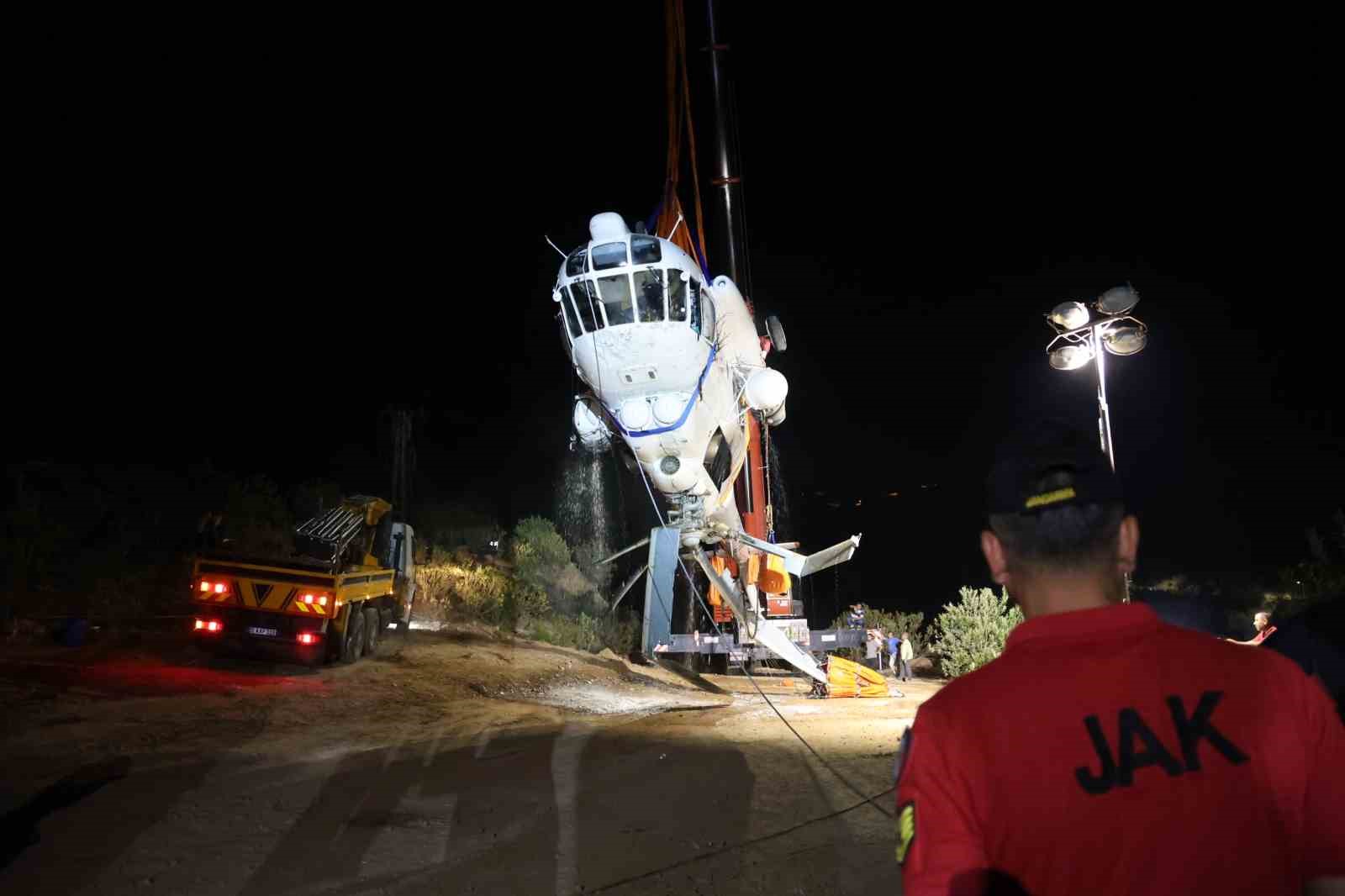 Helikopterin enkazı JAK ve SAK Timleri tarafından başarıyla çıkarıldı
