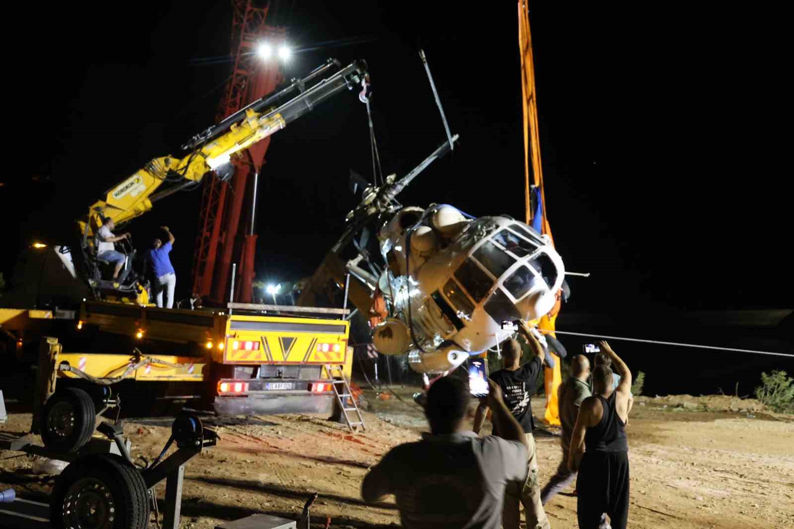 Helikopterin enkazı JAK ve SAK Timleri tarafından başarıyla çıkarıldı
