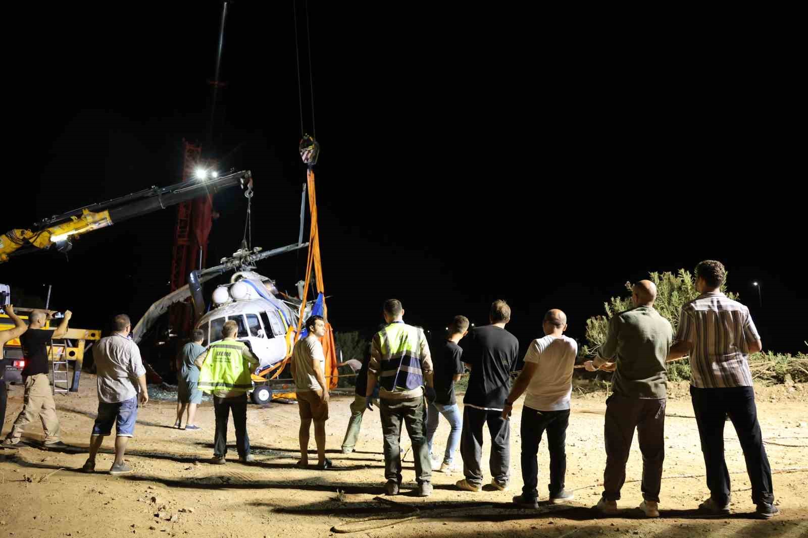 Helikopterin enkazı JAK ve SAK Timleri tarafından başarıyla çıkarıldı
