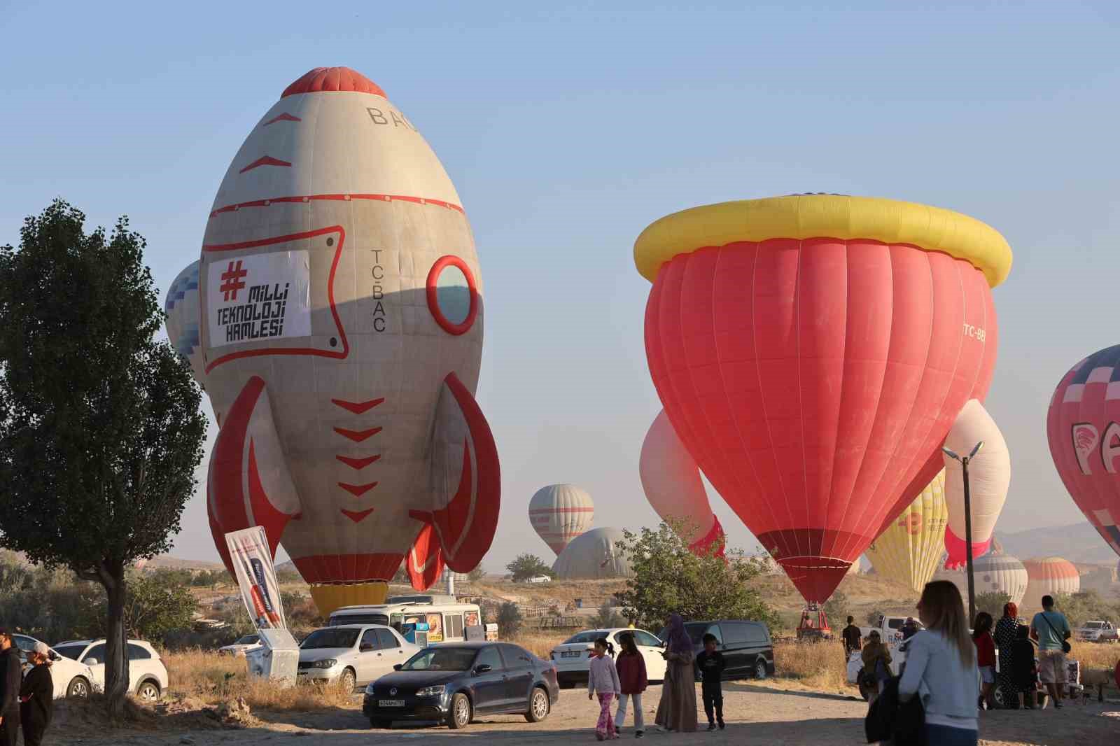 Sıcak hava balonları gökyüzünde görsel şölen oluşturdu
