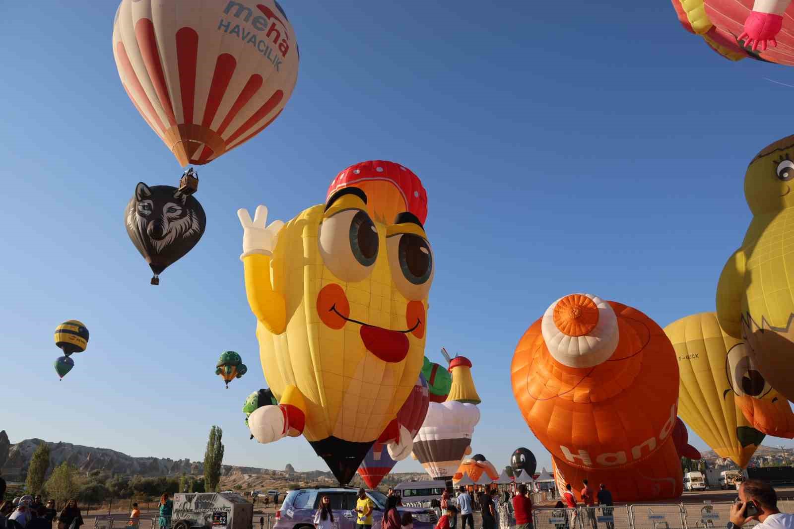 Sıcak hava balonları gökyüzünde görsel şölen oluşturdu
