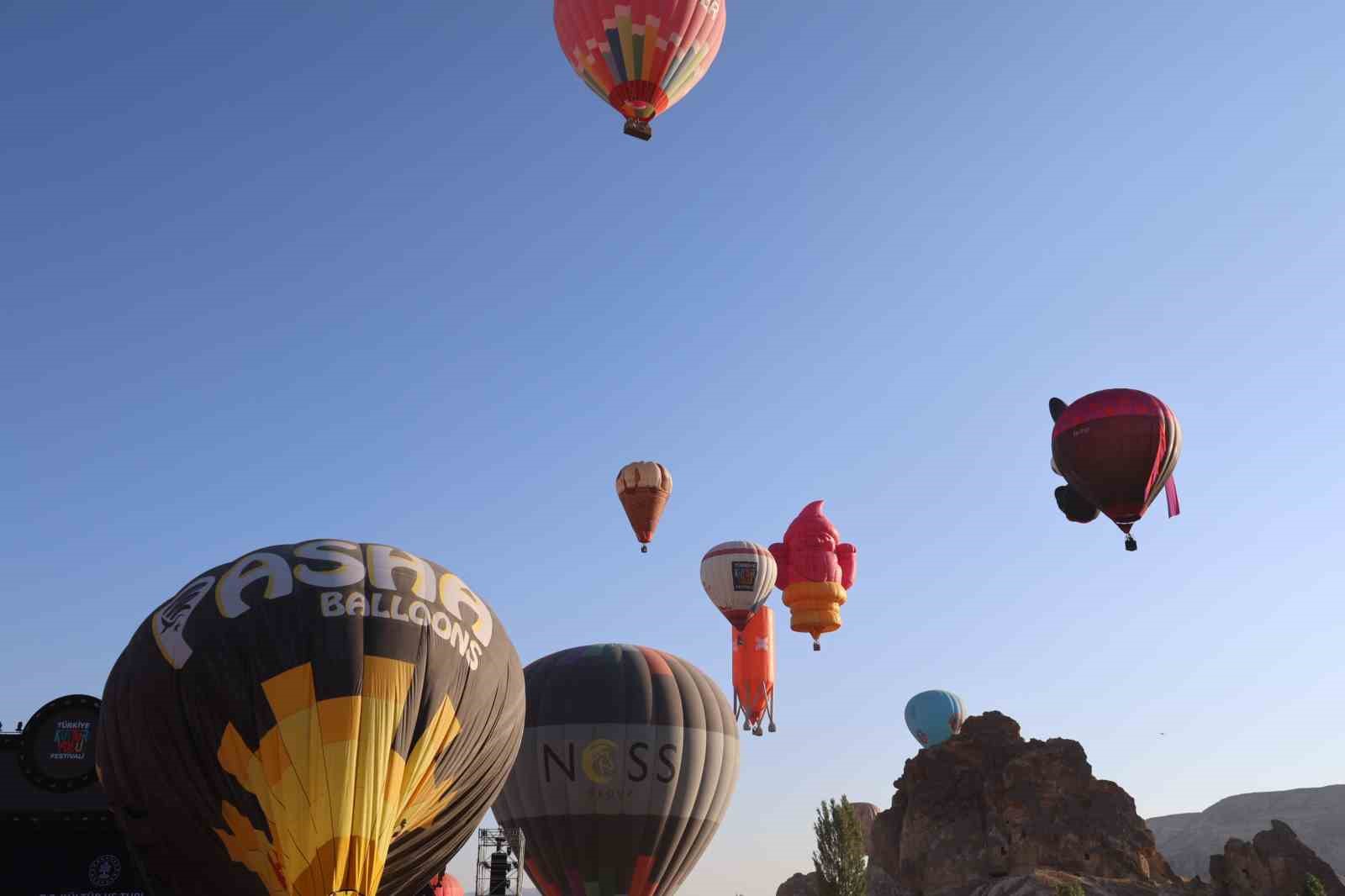 Sıcak hava balonları gökyüzünde görsel şölen oluşturdu
