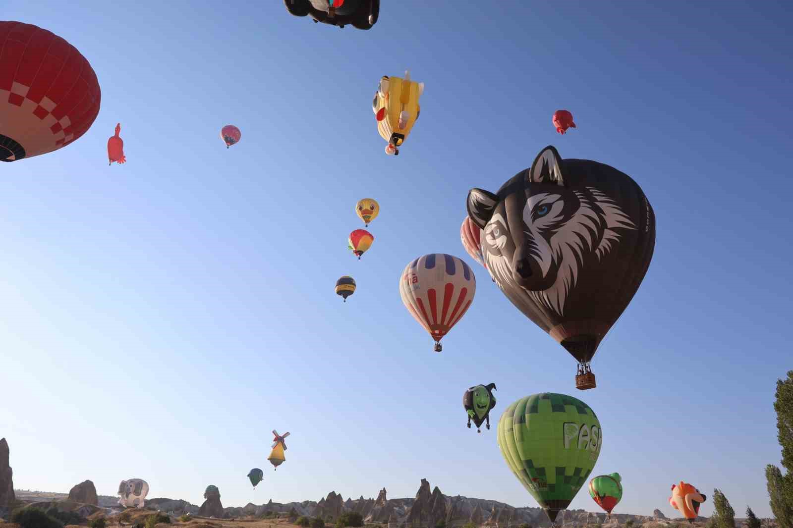 Sıcak hava balonları gökyüzünde görsel şölen oluşturdu
