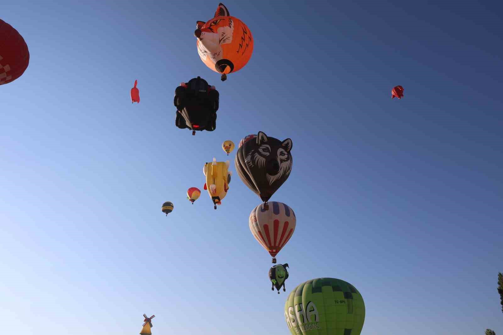 Sıcak hava balonları gökyüzünde görsel şölen oluşturdu
