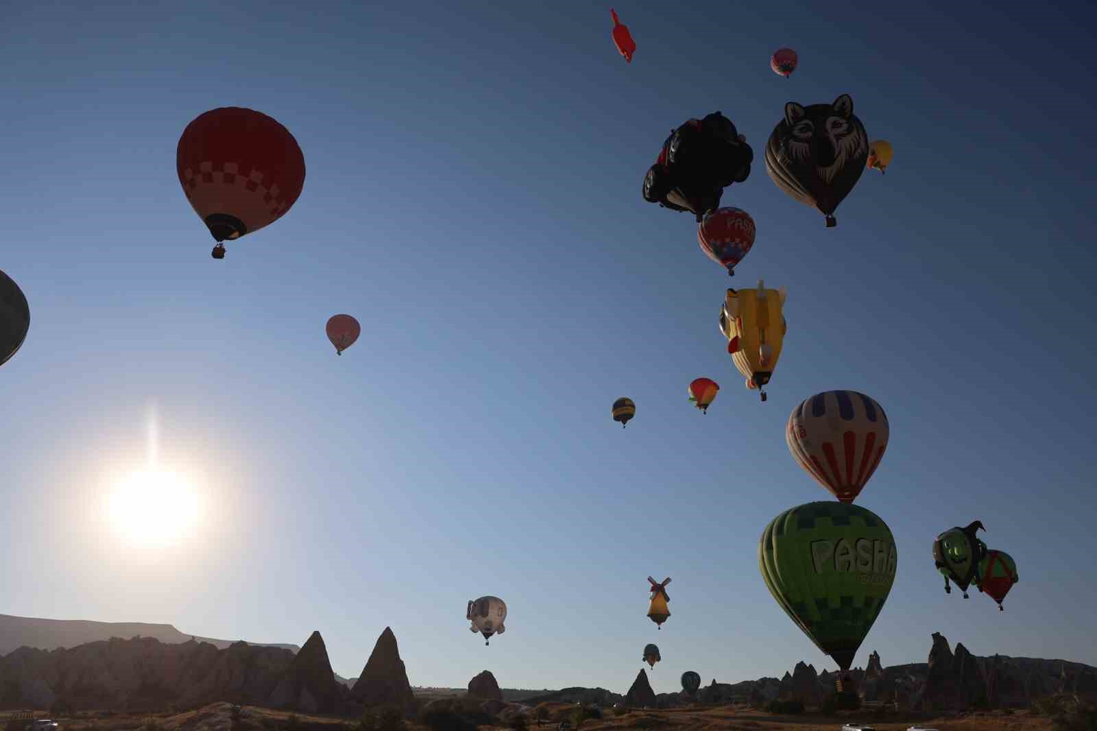 Sıcak hava balonları gökyüzünde görsel şölen oluşturdu
