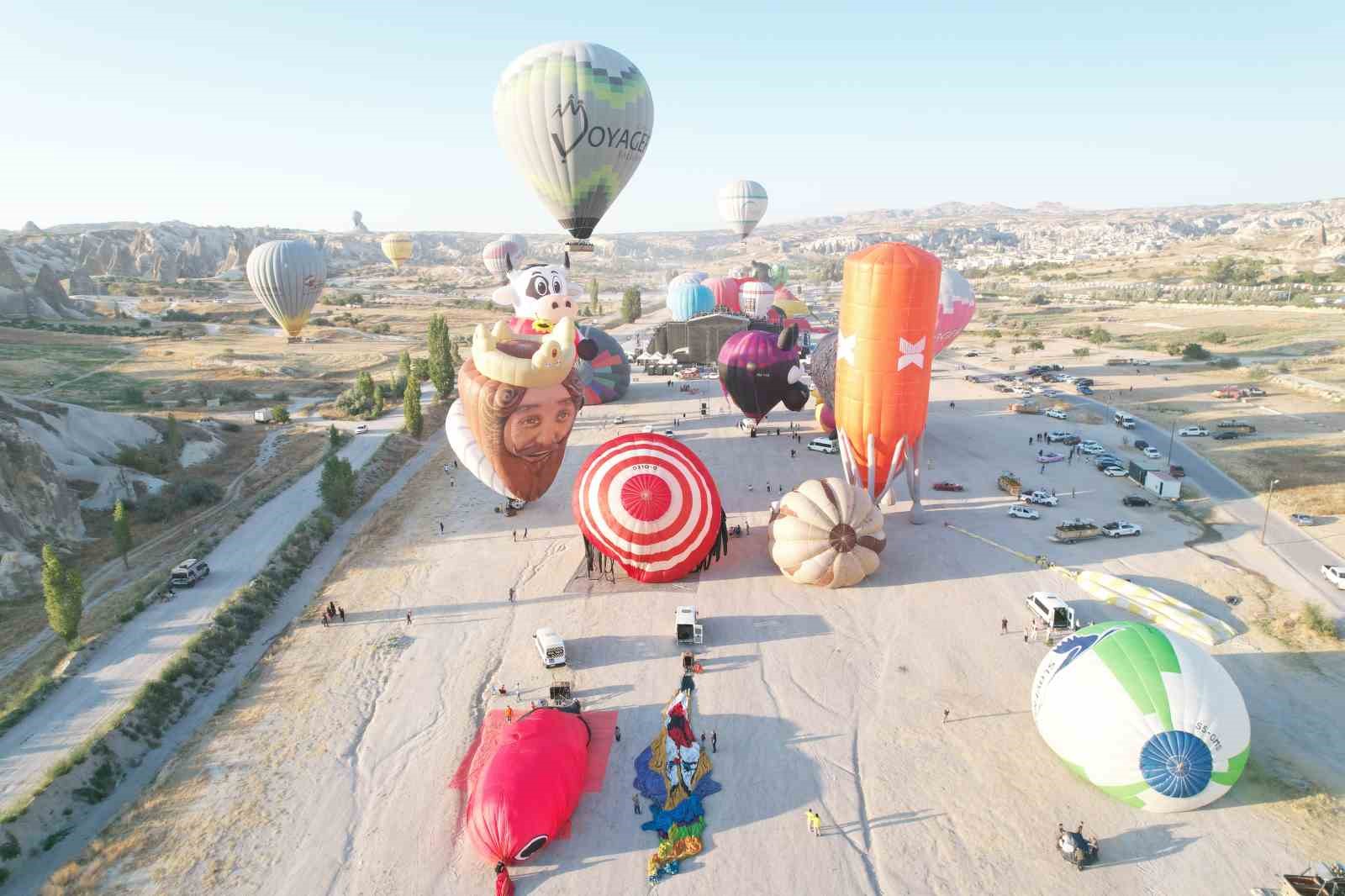 Sıcak hava balonları gökyüzünde görsel şölen oluşturdu
