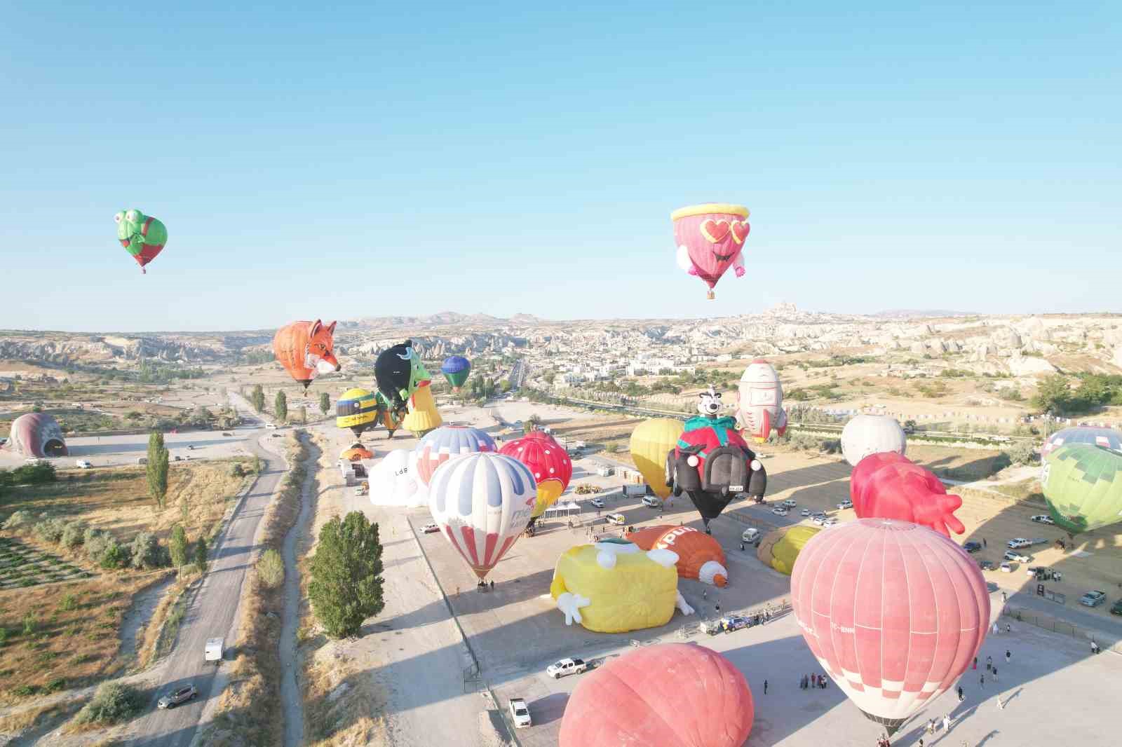 Sıcak hava balonları gökyüzünde görsel şölen oluşturdu
