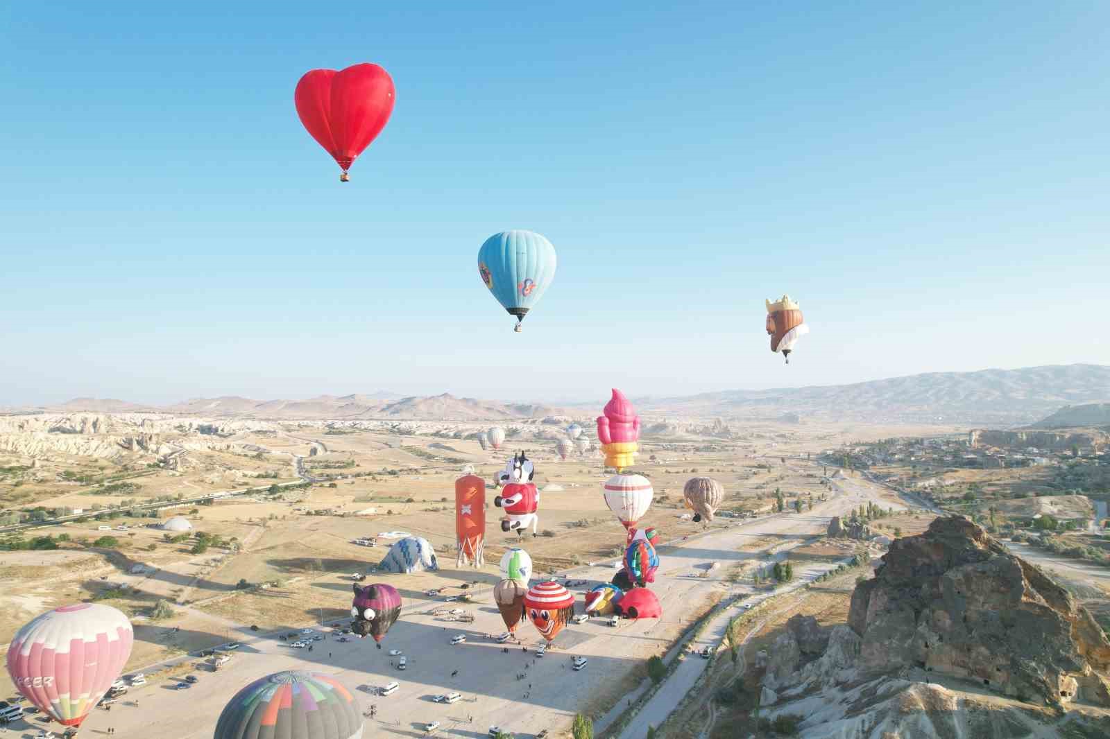 Sıcak hava balonları gökyüzünde görsel şölen oluşturdu
