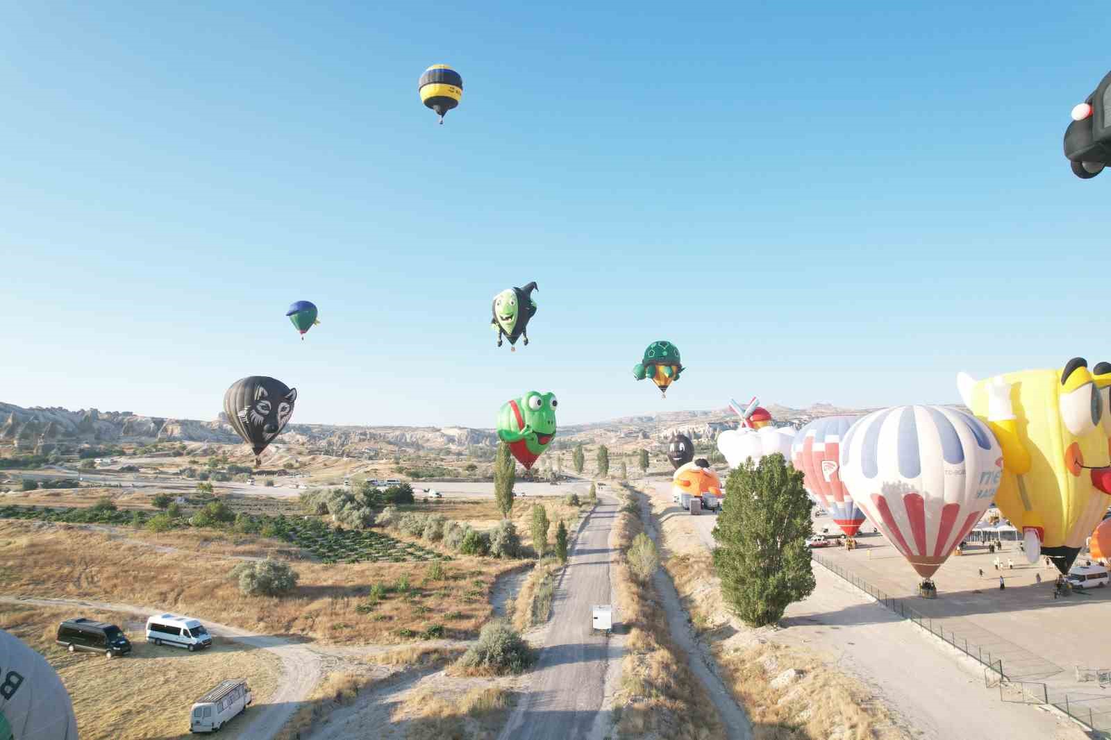 Sıcak hava balonları gökyüzünde görsel şölen oluşturdu
