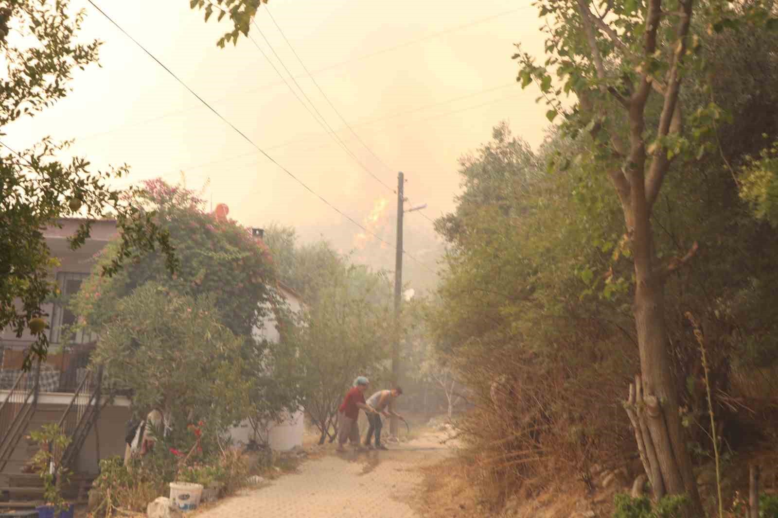 Dağ taş yandı, Türk bayrağı alevlerden korundu
