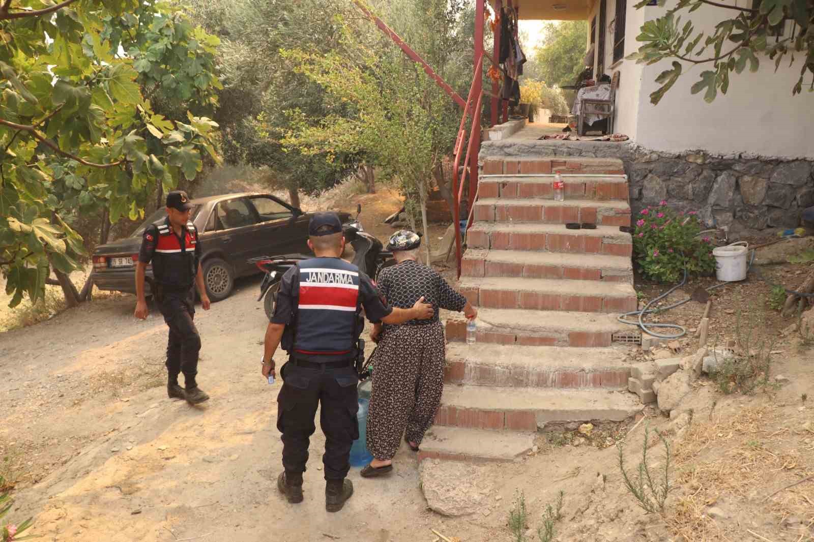 Dağ taş yandı, Türk bayrağı alevlerden korundu
