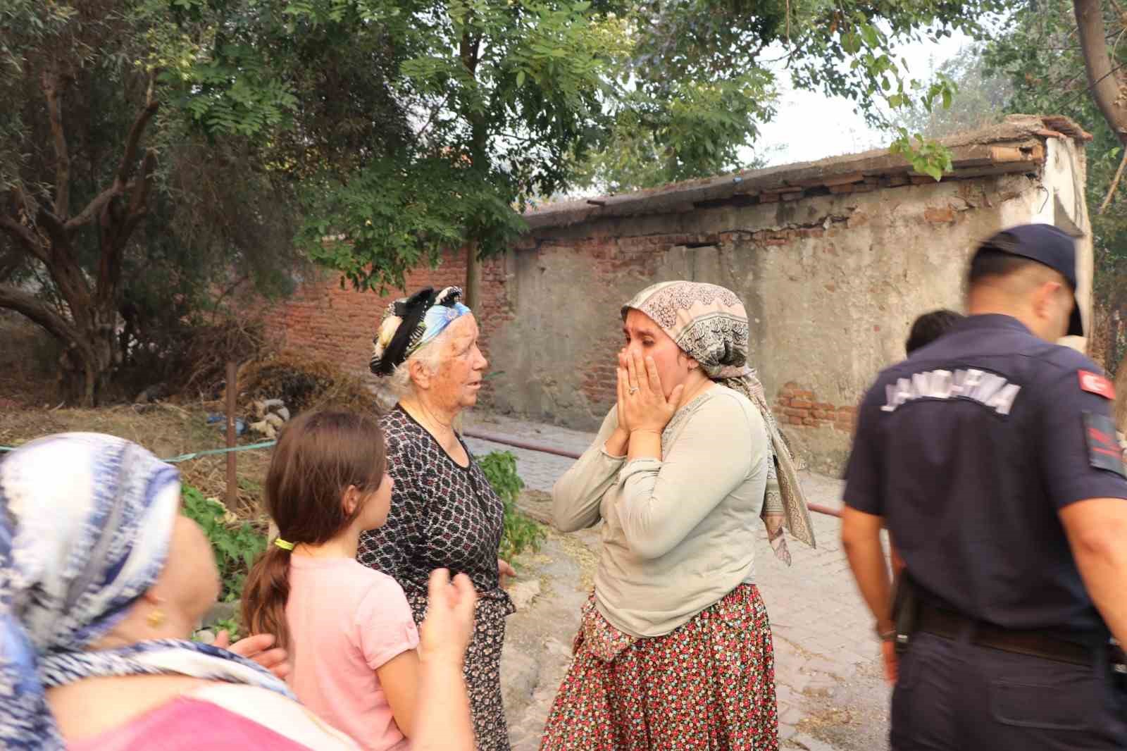 Dağ taş yandı, Türk bayrağı alevlerden korundu
